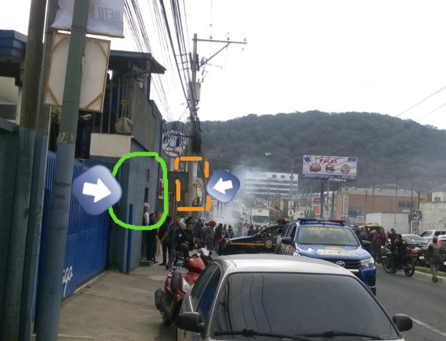 EstuardoSC's tweet photo. 🚨ALERTA🚨
Anda circulando en redes un video donde le prenden fuego a un delincuente y el cual quieren asociar con las manifestaciones. 

Lo vi a detalle y descubrí que: 
1. Hay propaganda electoral del partido Fuerza y de Luis Ruano. Eso significa que fue en Mixco y en 2019. 
2. En la imagen de la izquierda, donde se ven de frente la propaganda electoral, al fondo se ve una casa color azul justo al lado de un poste. 
3. Me di a la tarea de buscar y encontré que es un linchamiento de 2019 en Mixco. 

En la imagen de la derecha está la coincidencia del lugar por los detalles encontrados. 

Aquí está la nota de prensa y prueba que no es un video reciente: https://t.co/BO7UfytRKT

Esta es parte de la estrategia del gobierno de esparcir información que confunda y genere terror a la gente en general y que lo asocien con las protestas. 

ES TOTALMENTE FALSO.