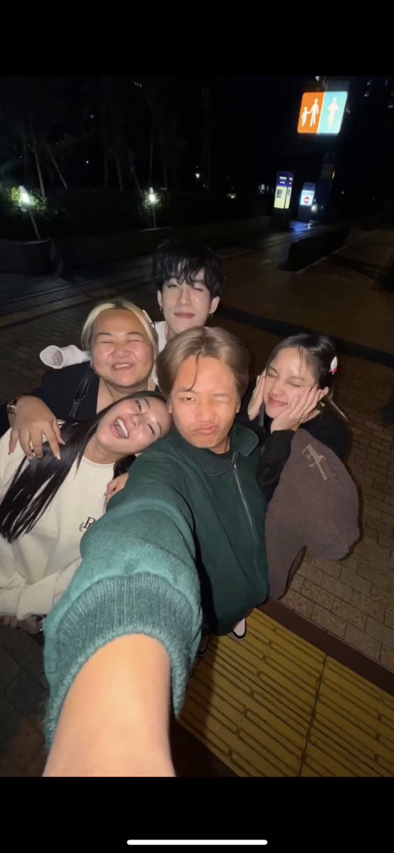 freenbeckynews's tweet photo. 📹 | Freen and Becky having fun in Japan
#beckysangels #srchafreen #freenbecky #ฟรีนเบค https://t.co/jrOFTuWRZg