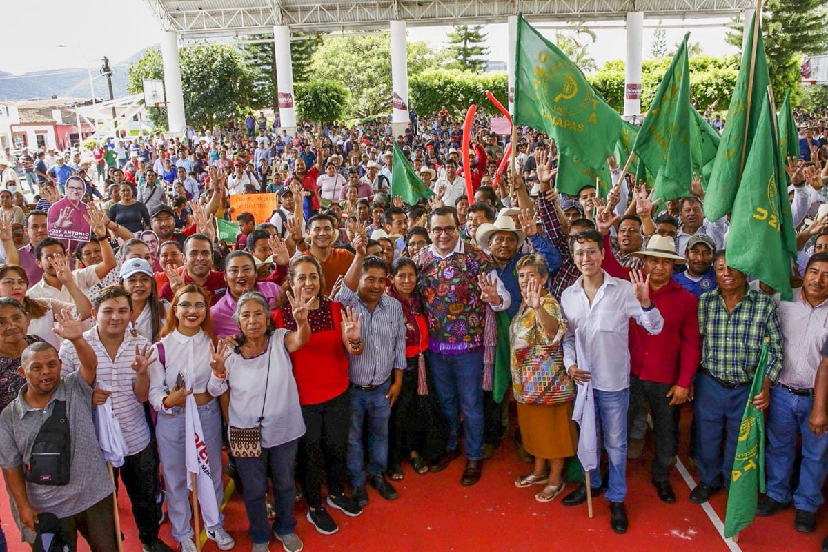 ceball77's tweet photo. Aquel o aquellos que minimicen las aspiraciones de @castillejoschis cometen un error garrafal. Su labor en territorio lo posicionó como un referente de @MorenaChiapas_, su grupo a cualquiera le puede darle pelea electoral. https://t.co/osUnJKvInX