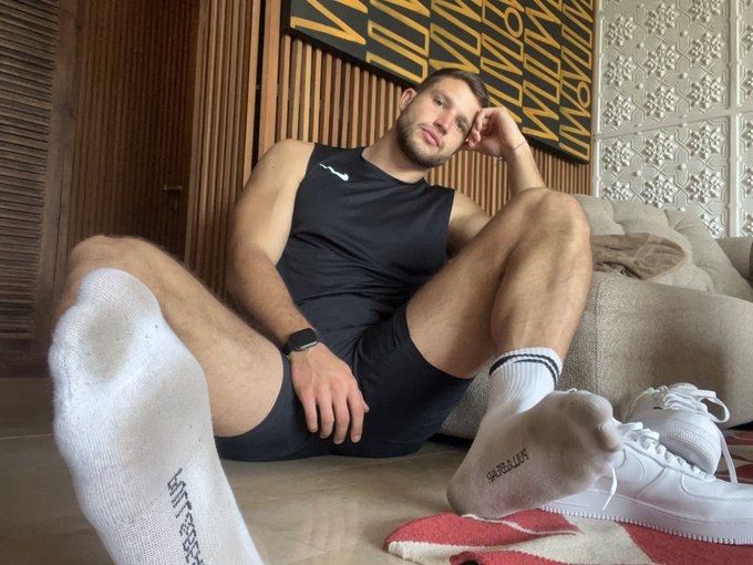 Need a loyal sniffer to worship my big feet 👣 https://t.co/3wjDvatHu6