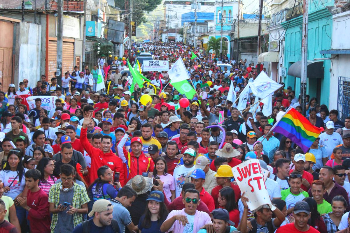 NicolasMaduro's tweet photo. La parroquia San Juan de los Morros del municipio Juan Germán Roscio Nieves en el estado Guárico, se llenó de la energía y la alegría de la juventud guariqueña que hoy está más organizada y consciente de su protagonismo en el futuro de la Patria. ¡Reciban mi abrazo caluroso muchachada!