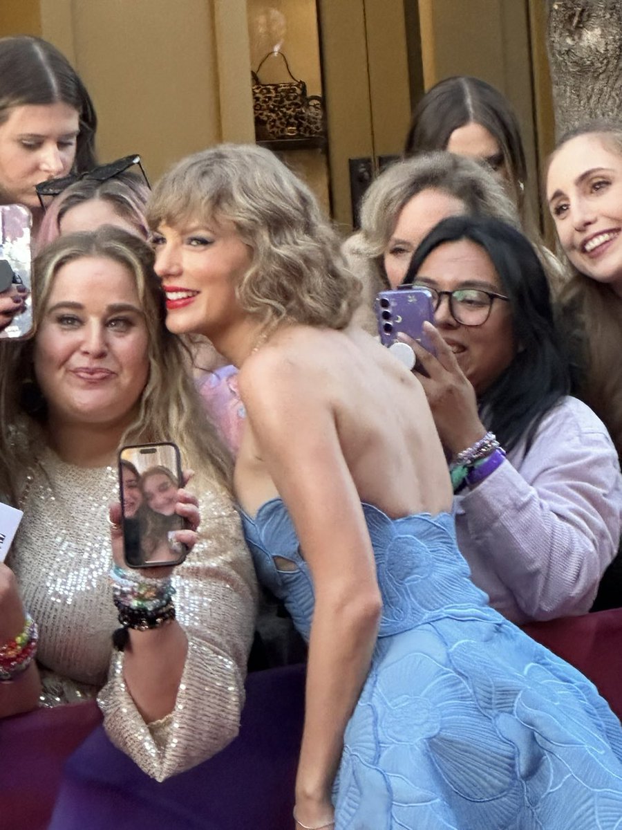 the friends on facetime ok this pic wins this is the cutest ever #tstheerastourfilmpremiere