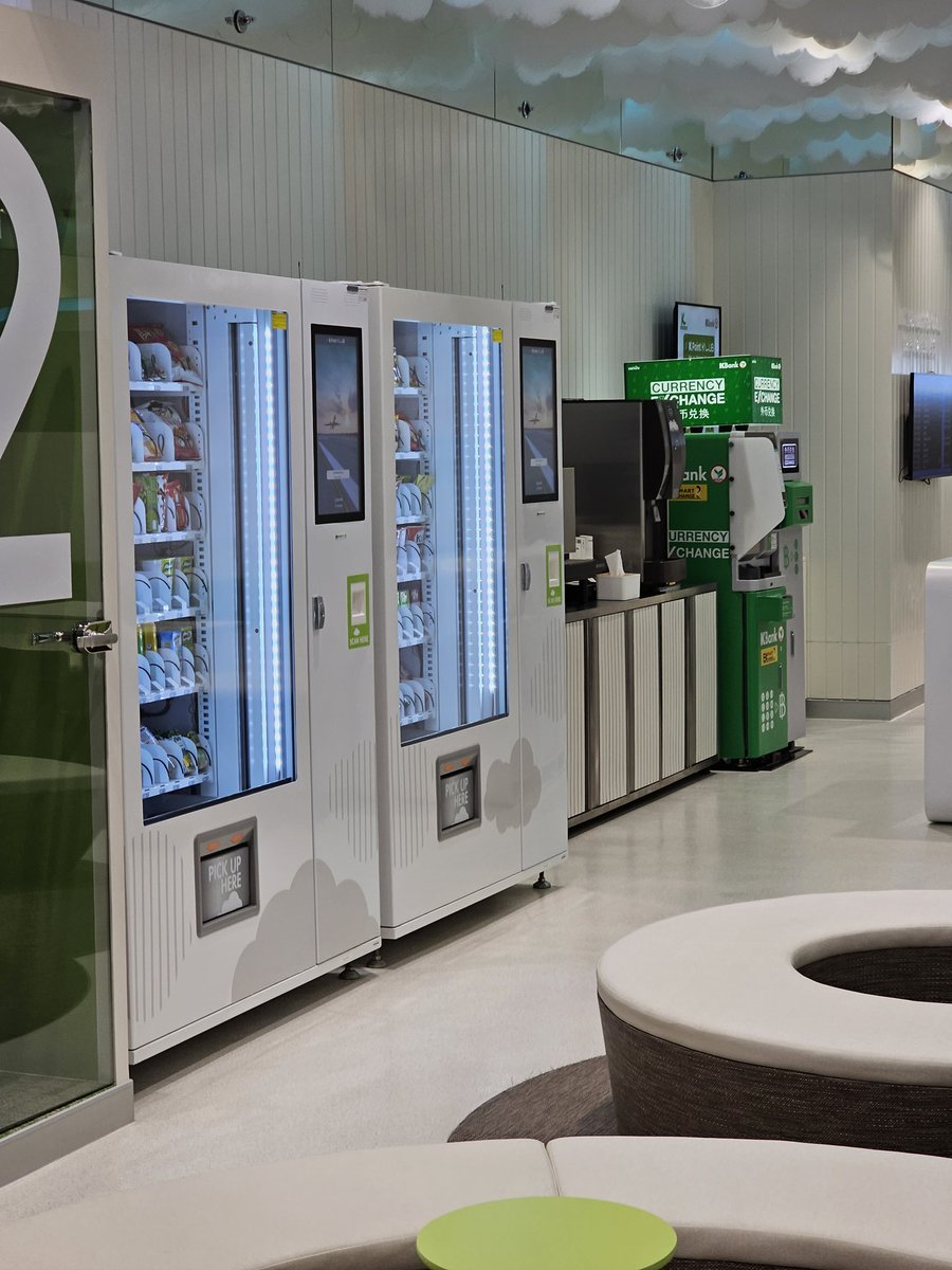 Satantantan's tweet image. ใครบินสุวรรณภูมิและมี K point 1500 คะแนน ตอนนี้ที่สนามบินสุวรรณภูมิ มี K Point Klub ให้ใช้บริการด้วย แลก 1500 แต้ม ฟรีผู้ติดตาม 1  คน ได้ของว่างเครื่องดื่ม ที่นั่งชาร์จแบตฟรี โคตรเริ่ด #ง่ายเกิ๊น #KPoint