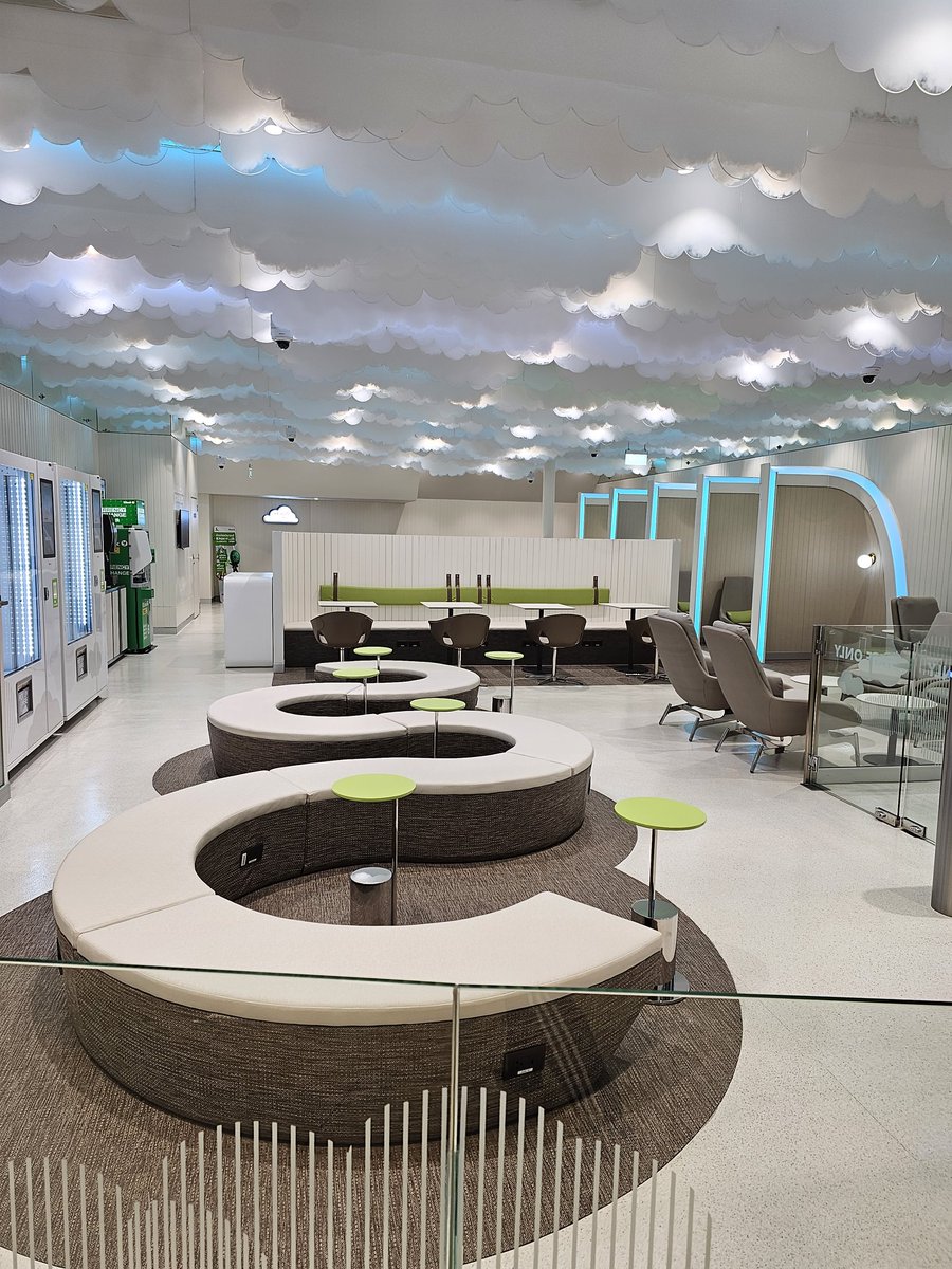 Satantantan's tweet image. ใครบินสุวรรณภูมิและมี K point 1500 คะแนน ตอนนี้ที่สนามบินสุวรรณภูมิ มี K Point Klub ให้ใช้บริการด้วย แลก 1500 แต้ม ฟรีผู้ติดตาม 1  คน ได้ของว่างเครื่องดื่ม ที่นั่งชาร์จแบตฟรี โคตรเริ่ด #ง่ายเกิ๊น #KPoint