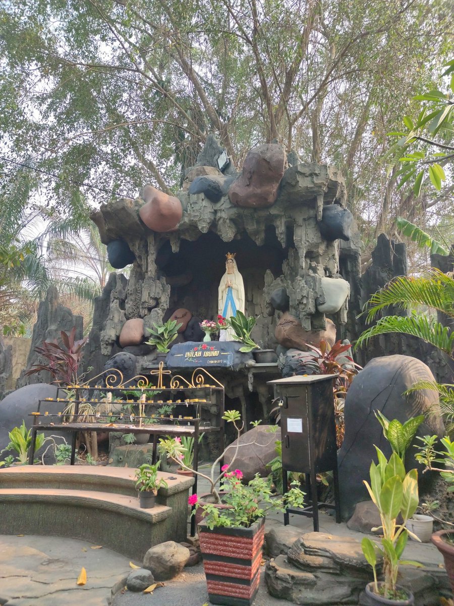 edyprasscj's tweet photo. Santa Maria, 
topanglah kami di saat-saat kegelapan, kesulitan, kerapuhan, dan ketidakberdayaan kami. 
Engkaulah ibu yang tetap setia mencintai kami anaknya ketika tak ada satupun yang mencintai kami. 
Engkaulah yang setia menerima kami, ketika tak ada seorangpun menerima kami... https://t.co/sOiyk4SFjD
