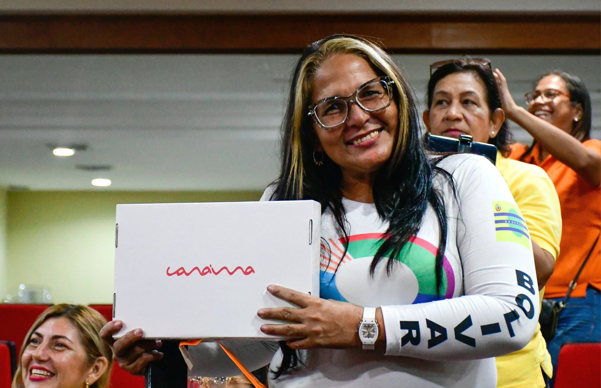 ¡Tecnología para la Nueva Época! 

En nombre del Pdte. <a href="/NicolasMaduro/">Nicolás Maduro</a>, entregamos  herramientas tecnológicas para los/ as Coordinadores/as de los Centros de Desarrollo de la Calidad Educativa del estado Bolívar, en los municipios Caroní y Angostura del Orinoco. 

@MPPEDUCACION