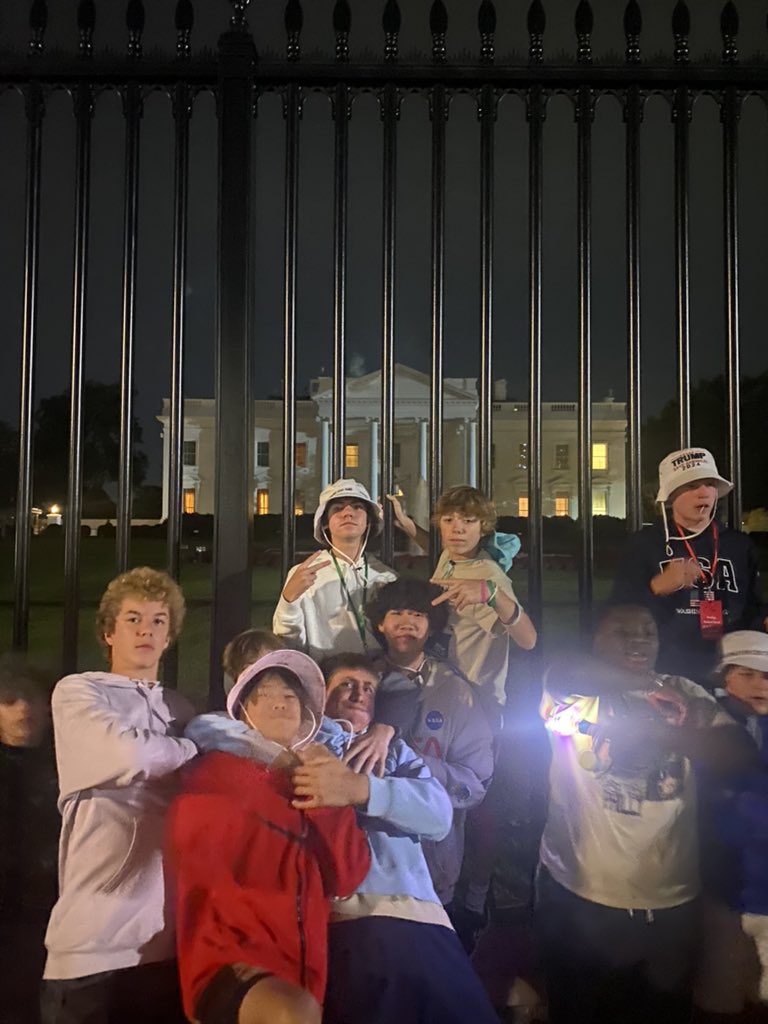 MrReid_HMS's tweet photo. Quick trips to the White House and the Iwo Jima memorial to end the night! https://t.co/kycXybKu9T
