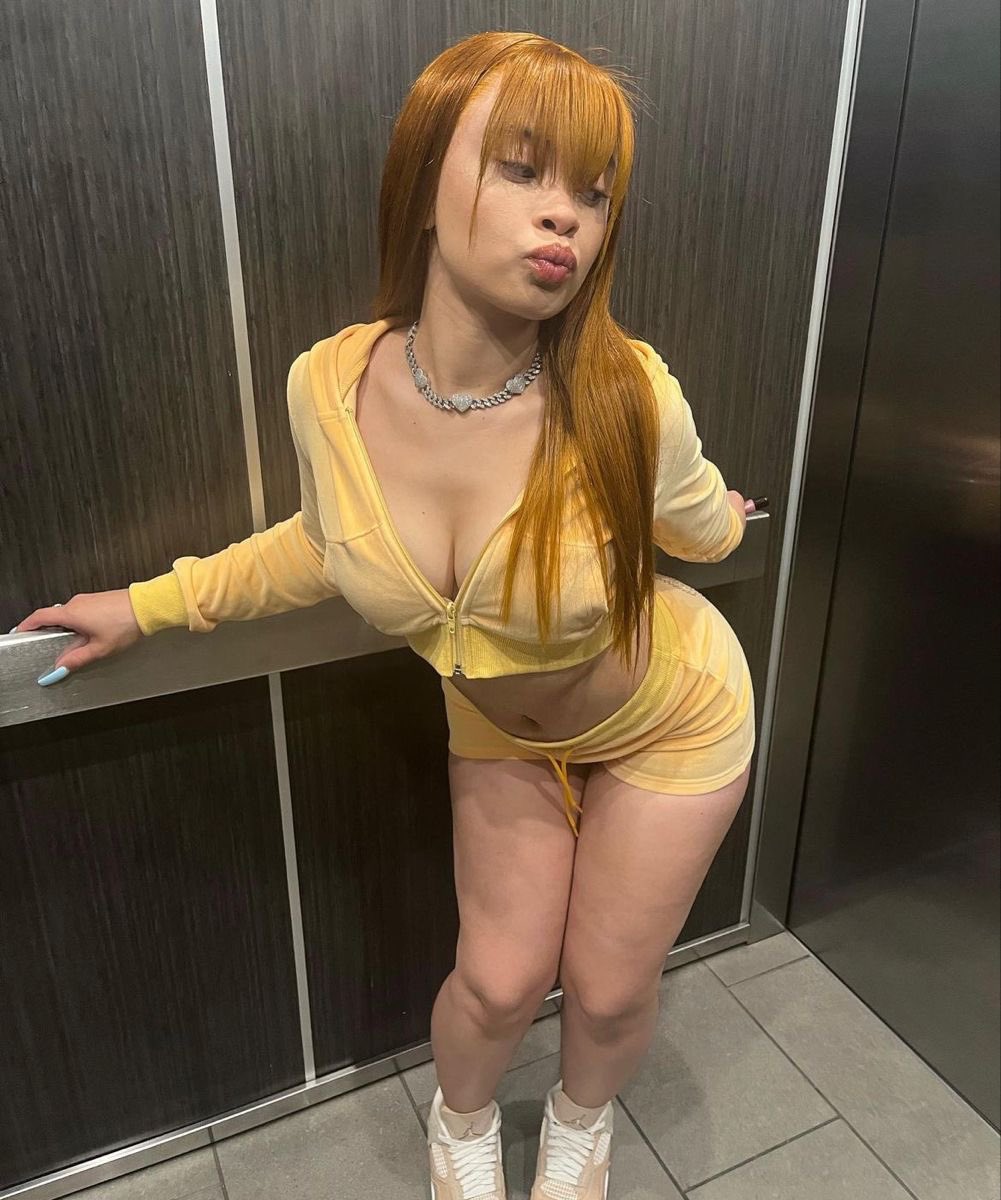 femcrave's tweet photo. just a.. pretty girl💛 https://t.co/I1kFxBHEEx