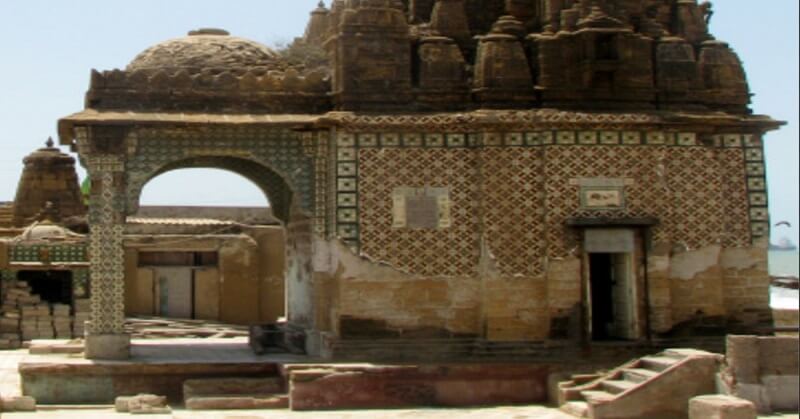 CestMoiz's tweet photo. A thousand years old Varun Dev Mandir in Manora Island beach Karachi - Being used by Pakistan as a toilet for tourists. https://t.co/QyXix7ZyAZ