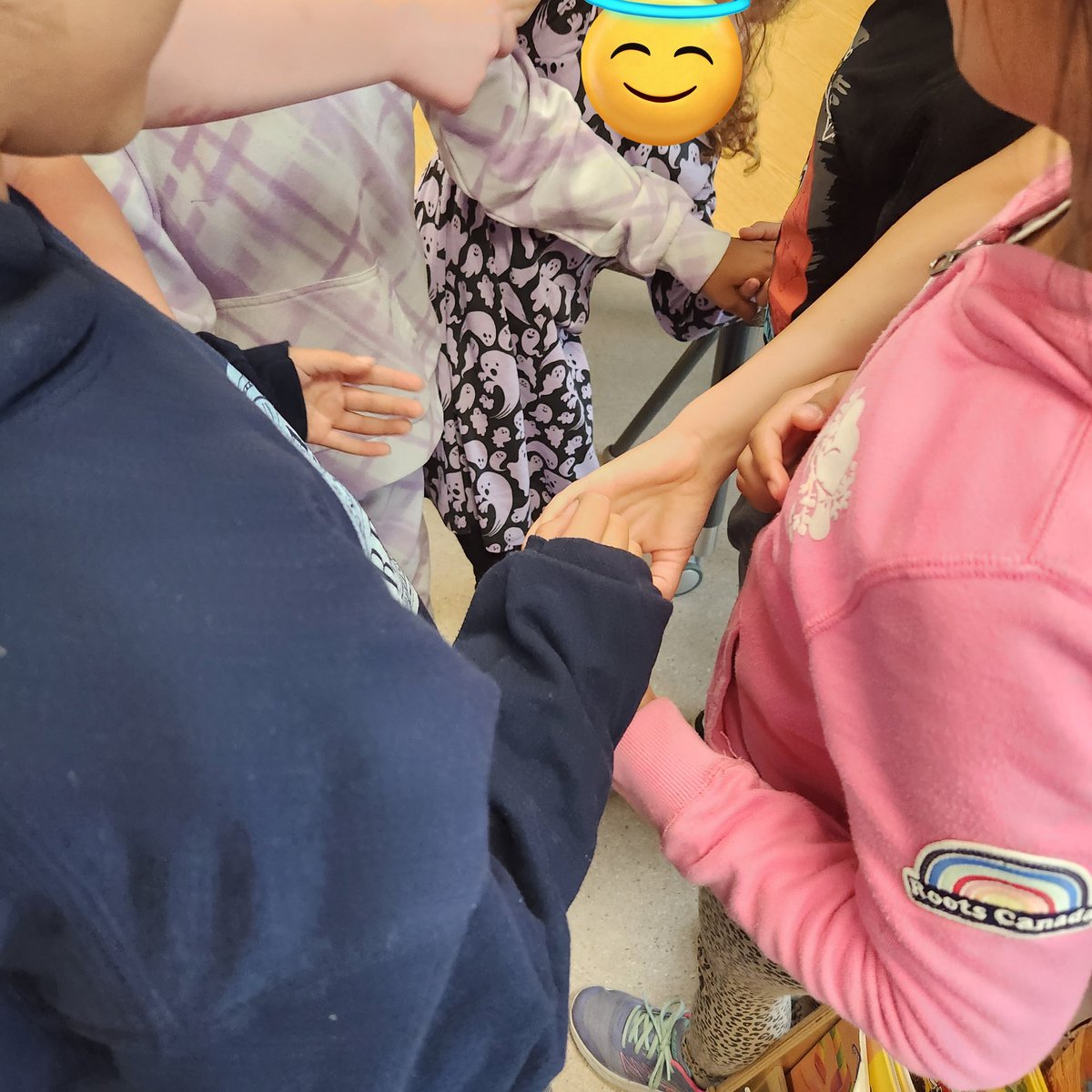 MmeHelmke's tweet photo. 🪢HUMAN KNOT🪢

Thanks Mlle Thomson for the fun ice breaker! 3/4FI and 2FI are learning buddies AND gym buddies. Each person held hands with someone else in the group. They had to work together to untangle. SO. MUCH. FUN. https://t.co/3ClrlBczos