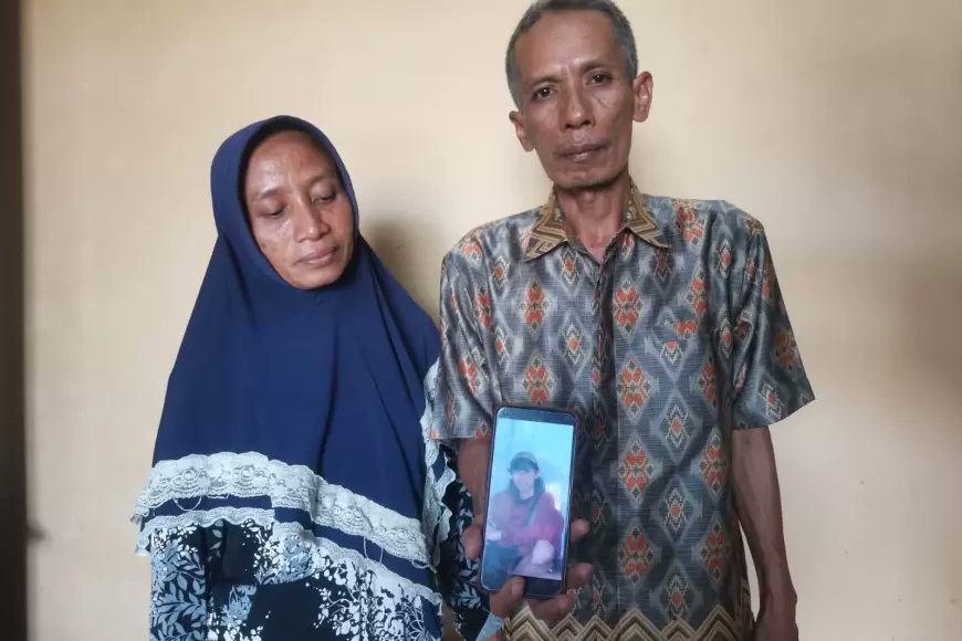 ainurohman's tweet photo. Sabtu malam (7/10), Muhammad Aditya Pratama pamit dan meminta doa kepada orang tuanya agar bisa lolos ujian kenaikan tingkat pencak silat. Dari sabuk kuning ke sabuk biru. 

Minggu dini hari, Aditya dirujuk ke rumah sakit karena tak sadarkan diri. Dia mengalami luka dalam yang parah di kepala bagian belakang. Senin malam, Aditya dinyatakan meninggal dunia pd usia 20 tahun. 

Polisi menangkap 6 orang yang disangka melakukan pengeroyokan dlm ujian kenaikan tingkat itu. Yakni: 
ARG (15), D (17), HS (17), S (19), AS (20), RM (20).

Seluruhnya dari Kecamatan Cerme, Gresik. Satu daerah dengan mendiang Aditya.

Innalillahi wa inna ilaihi rojiun.

📸: Berita Satu