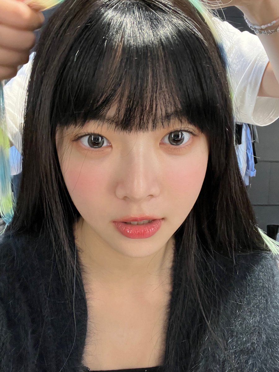 Eunchae_mp4's tweet photo. 231012 위버스 #홍은채 

앞머리 가발 대봤을 때                     앞머리 처음 자른 날 https://t.co/Mc6VwhTaIB