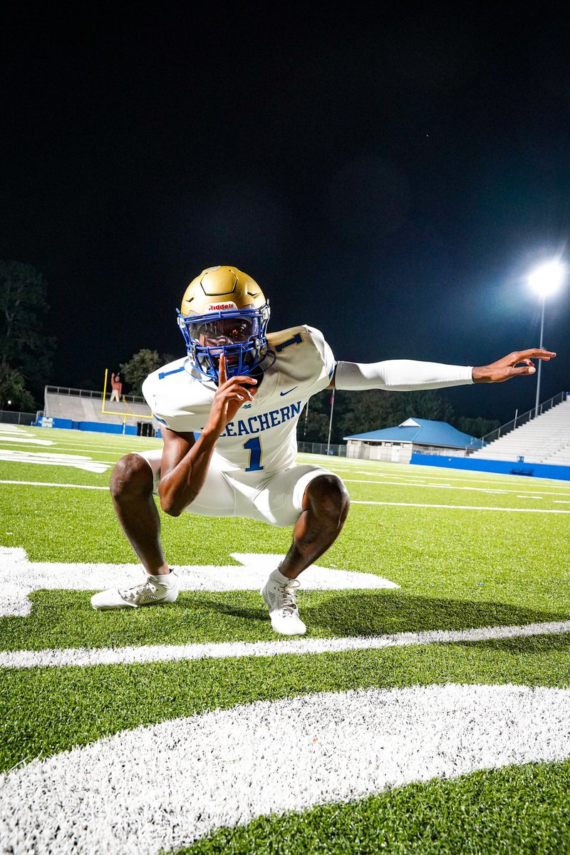 Rocking new “Icy Whites” Friday 
⚪️❄️🥶⚪️

The details🧐

<a href="/usnikefootball/">Nike Football</a> 

#Tribe | #jOURney