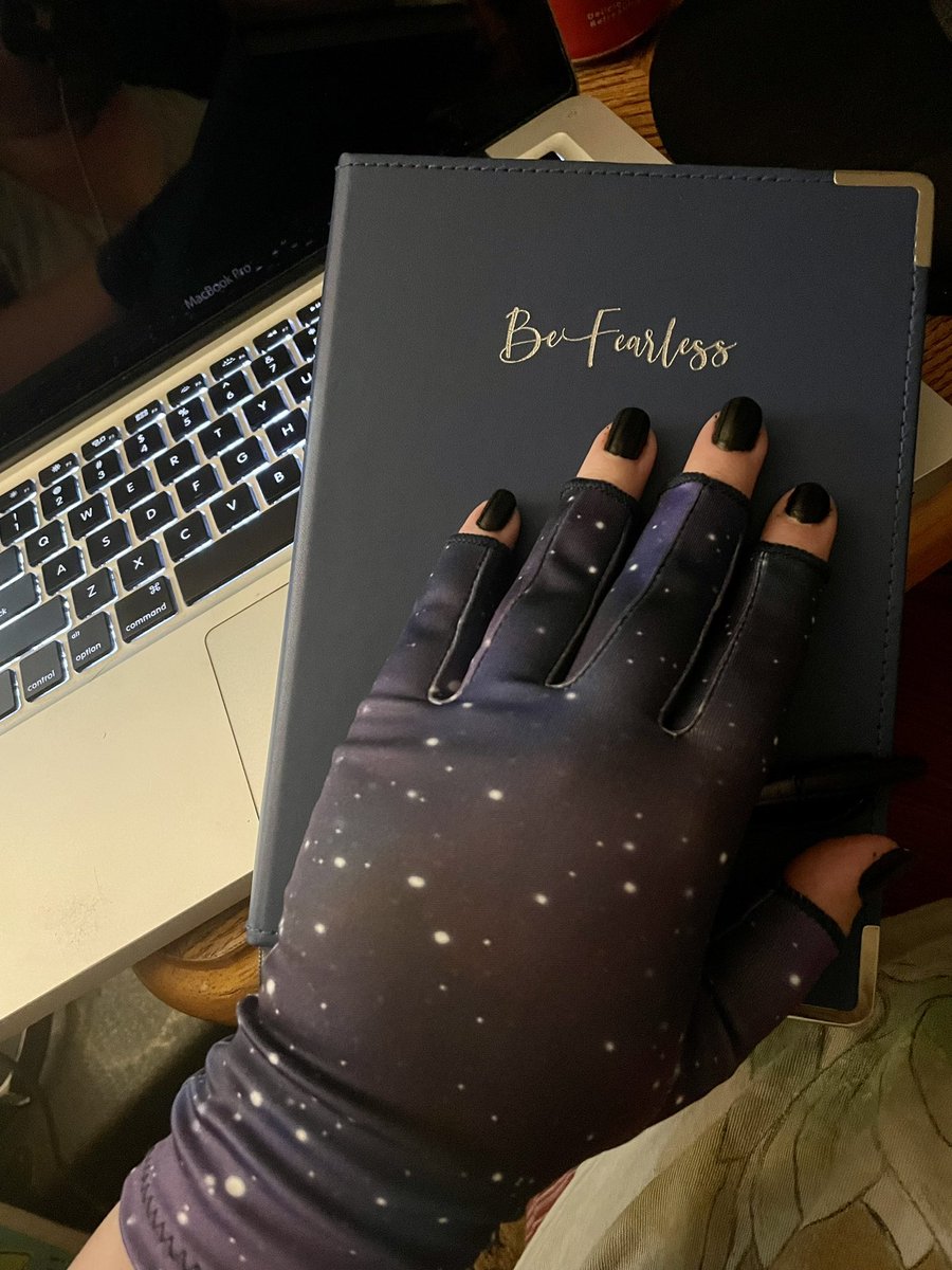 MxDizzySoul's tweet photo. I've been following @bibicosplays for a looong while now and could FINALLY grab some of their amazing products!! These compression gloves are so comfy and make me feel so happy to have them on - so much less “medical” feeling than regular compression gloves 💕 I'm in love!! https://t.co/giWH635Tre