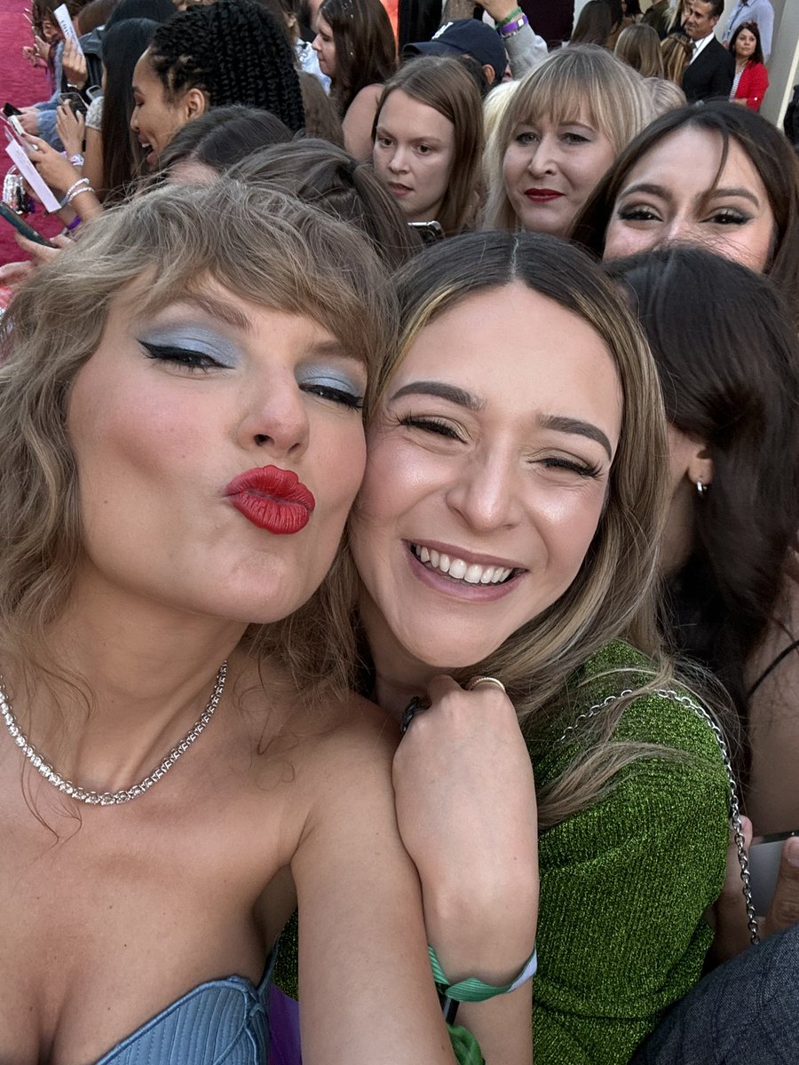 enchantiff's tweet photo. I was SO enchanted to meet you, @taylorswift13 🤍 I love you beyond words and this was everything and more. One of the best days of my entire life. @taylornation13 https://t.co/uZx9o2Ser6