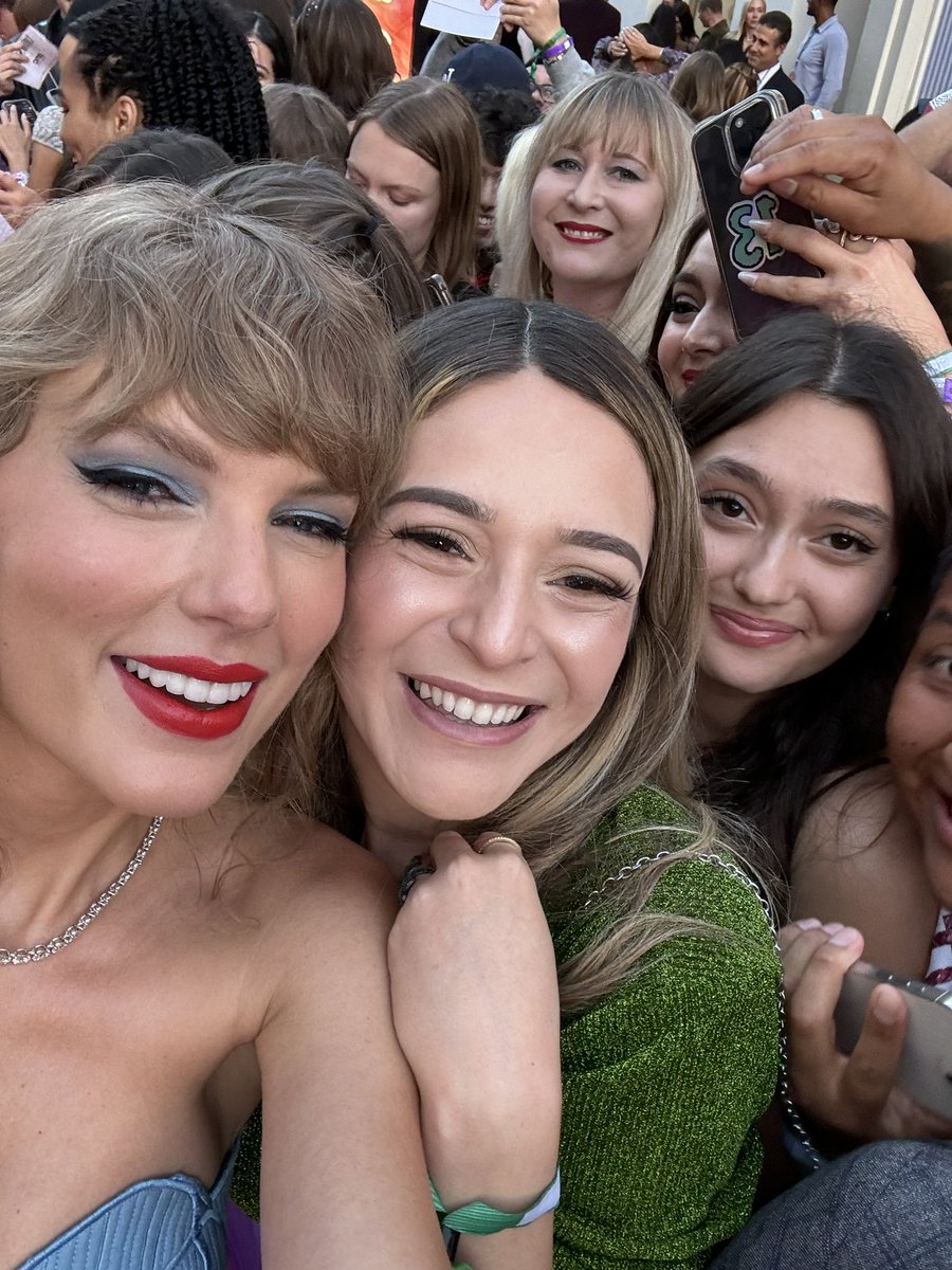 enchantiff's tweet photo. I was SO enchanted to meet you, @taylorswift13 🤍 I love you beyond words and this was everything and more. One of the best days of my entire life. @taylornation13 https://t.co/uZx9o2Ser6