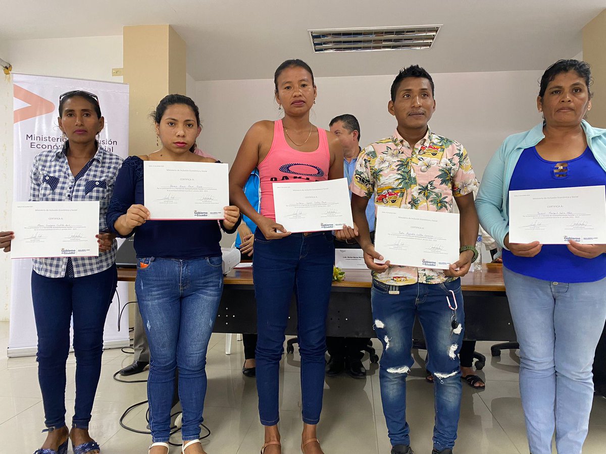 ElizaMabelVega1's tweet photo. #MIESZona4| #SanIsidro
Hoy, junto a nuestros técnicos y Coordinador de *AF* se realizó evento de Cierre del Servicio de Acompañamiento Familiar 2021 - 2023, a las usuarias del Bono Desarrollo Humano con componente Variable (BDHV), las mismas que han cumplido con las #CBDF. 🤝👏 https://t.co/ni6K0trrDv
