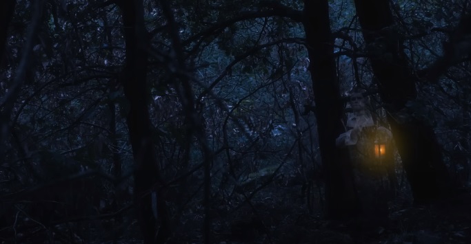 𝐒𝐡𝐞 𝐫𝐨𝐬𝐞 𝐭𝐨 𝐝𝐚𝐧𝐜𝐞 𝐢𝐧 𝐭𝐡𝐞 [̲̅G̲̅][̲̅l̲̅][̲̅o̲̅][̲̅o̲̅][̲̅m̲̅]
#HalloweenAU

-¿Qué pasó?

Las personas se amontonaban, cada una quería la mejor vista del ahorcamiento de la bruja.
Empujones, ofensas, miradas de arriba a abajo, hacían todo para demostrar su... +