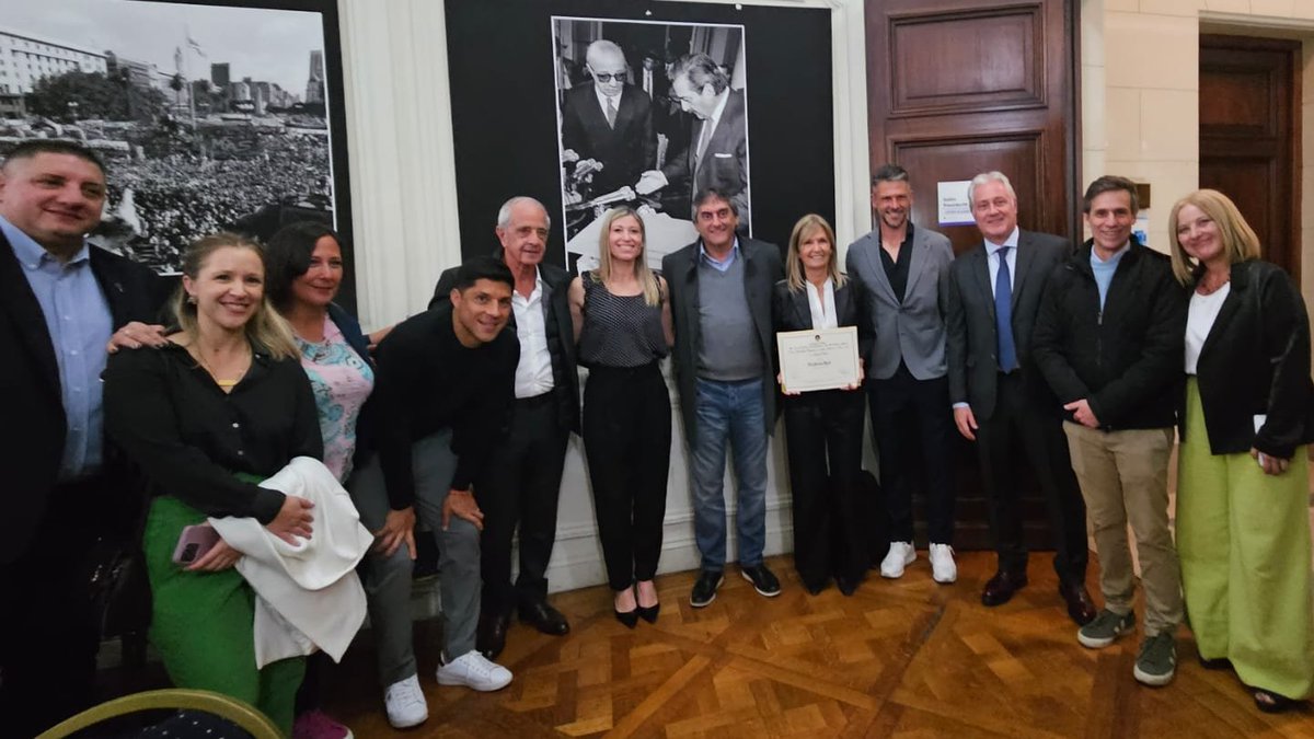 Hoy en <a href="/LegisCABA/">Legislatura CABA</a> tuvimos un emotivo acto por el reconocimiento como Personalidad Destacada en el ámbito del #Deporte a la Dra. Sandra Rossi, magnífica mujer que logró mostrar todo lo que la neurociencia puede aportar al mundo deportivo. 🏅¡Feliz de haber impulsado su distinción!