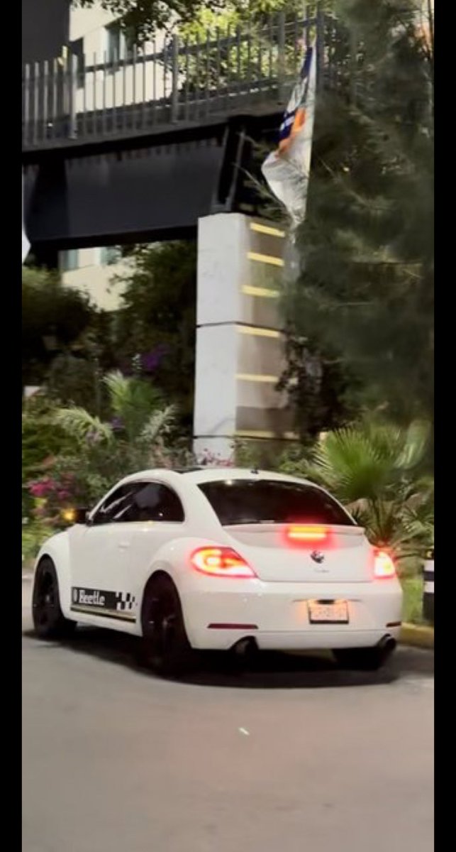 HugoTorresCDMX's tweet photo. Esta fue la patrulla 🚓 de @BlindarBJ que escolta la colocación de lonas ilegales de @STaboadaMx para promocionarse en #BenitoJuarez y este es el  🚘 que donde sujetos descendieron para perseguir a los vecinos que retiraban la publicidad ilegal del panista. #CartelInmobiliario https://t.co/AOrFtsGq5m