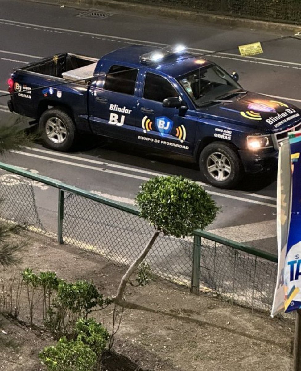 HugoTorresCDMX's tweet photo. Esta fue la patrulla 🚓 de @BlindarBJ que escolta la colocación de lonas ilegales de @STaboadaMx para promocionarse en #BenitoJuarez y este es el  🚘 que donde sujetos descendieron para perseguir a los vecinos que retiraban la publicidad ilegal del panista. #CartelInmobiliario https://t.co/AOrFtsGq5m