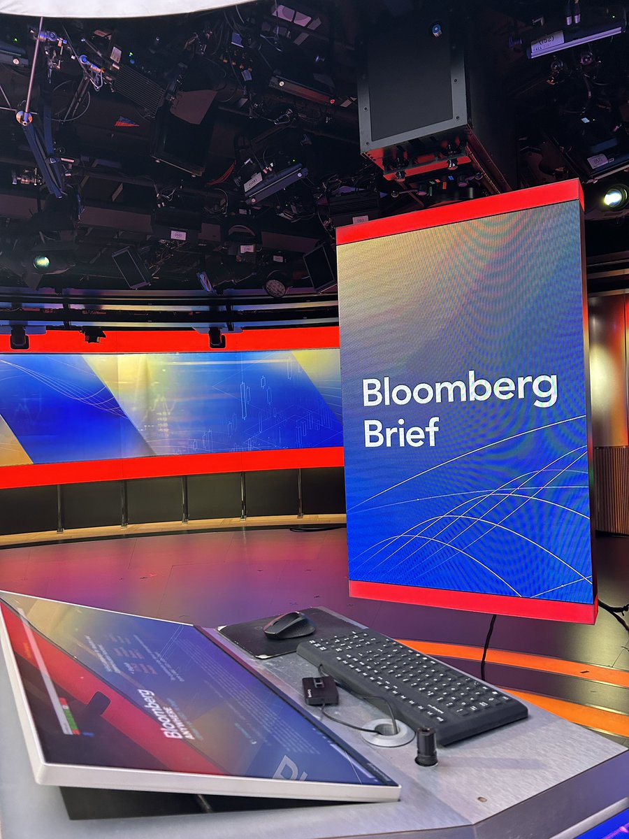 Inside_Uni's tweet photo. A fantastic trip to @BloombergUK today with the @_TheFEA as part of the Innovation Award, including a tour of the Bloomberg newsroom and a storytelling session with @AcumenAcademy 🙌🙌 thanks everyone who made this happen! https://t.co/UcpcByRVl6