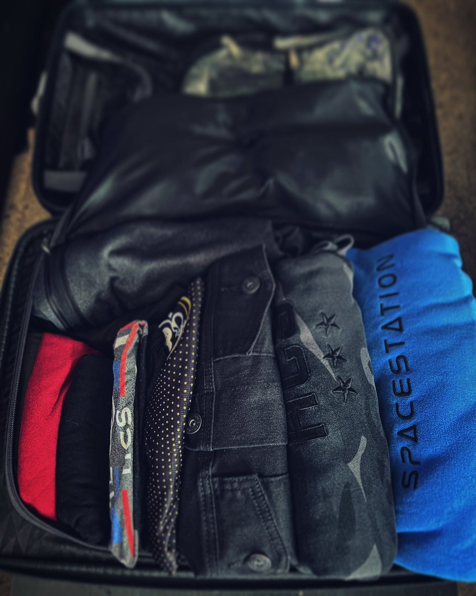 All_in_JUAN's tweet photo. The drip in my suitcase…😮‍💨 #HaloWC #spacestationgaming #hcsprotalk https://t.co/u04WvwWJjx