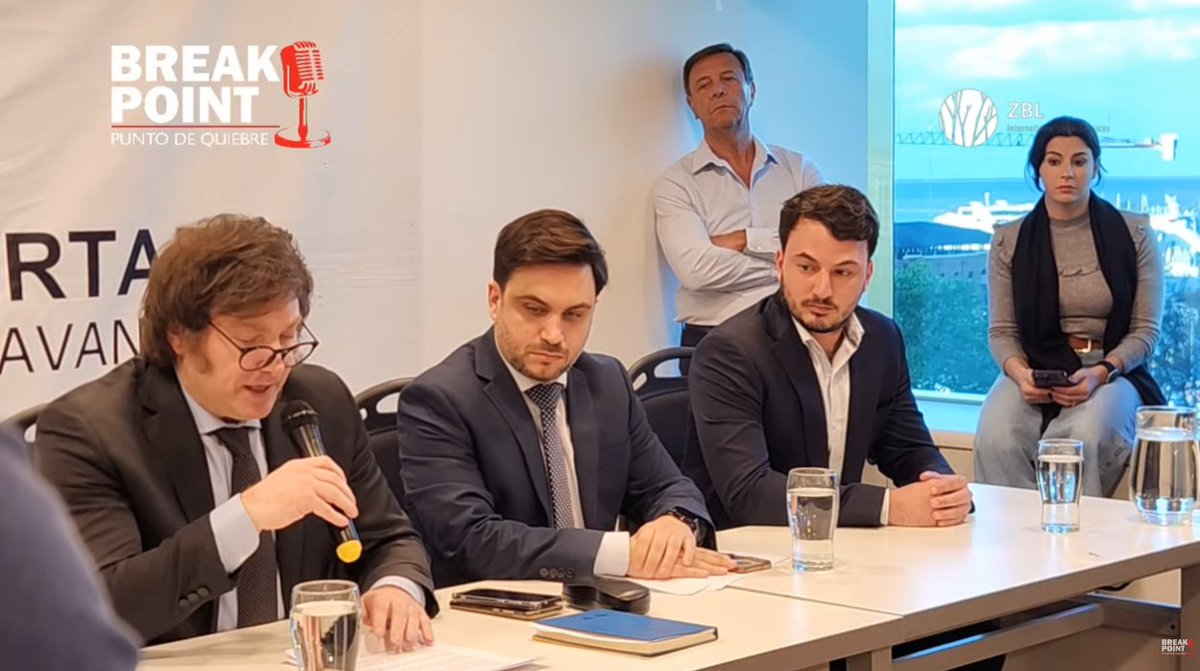 laderechadiario's tweet photo. 🇦🇷 | #AHORA Javier Milei (@JMilei) en conferencia de prensa por la denuncia penal de Alberto Fernández y Sergio Massa.

"El kirchnerismo está buscando ensuciar el proceso electoral, proscribir a la fuerza política más votada en agosto, porque sabe que estamos a un paso de ganar y terminar con su gobierno de delincuentes".