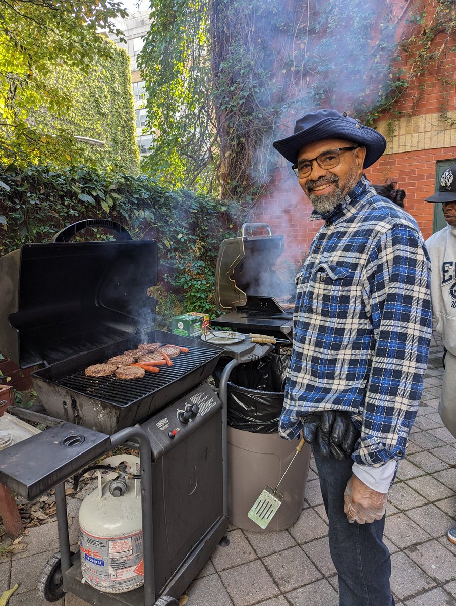 chrisgloverndp's tweet image. It was a real pleasure seeing all the residents of Portland Place today for a community BBQ!

A special thanks to Portland Place staff and volunteers who came out to help!

#SpaFY #bbq
@ehm_1913