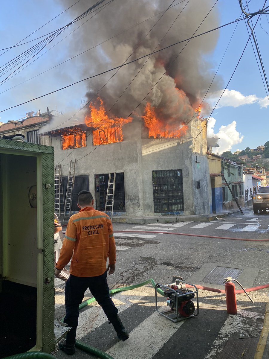PoliHatillo (@policiahatillo) on Twitter photo #AlertaElHatillo nuestro equipo de <a href="/polihatillo/">Policia Hatillo</a> se encuentra brindando apoyo al equipo de <a href="/pcelhatillo/">PC El Hatillo</a> por incendio en la bodega de la 4 esquina. Por favor tomar vías alternas a la Calle Sucre y la Calle Comercio. #AlertaElHatillo nuestro equipo de <a href="/polihatillo/">Policia Hatillo</a> se encuentra brindando apoyo al equipo de <a href="/pcelhatillo/">PC El Hatillo</a> por incendio en la bodega de la 4 esquina. Por favor tomar vías alternas a la Calle Sucre y la Calle Comercio.