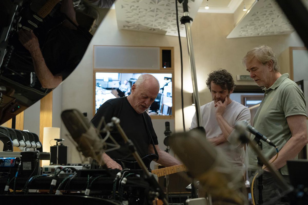 neptunepinkfloy's tweet photo. David Gilmour in his Medina studio again today in Hove, Brighton. The thought of spinning up a new LP of his... fantastic. [Pic: Polly Samson] #davidgilmour #pinkfloyd https://t.co/oM8aRejyzM