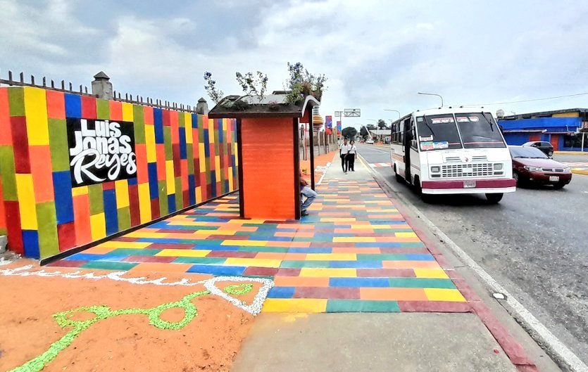 GuaraLuisJonas's tweet photo. #PlanDeParadas🛑|🚏🚌
🔅Avance en avenidas que son consideradas corredores viales.
🔅Rehabilitación en casetas de protección.
🔅Progreso en trabajo de señalizacion 
🔅Incorporación de sector privado con publicidad en paradas
@avnve
#11Oct 
#JuventudPatriotica
#NaguaraLuisJonas https://t.co/IX1T1xKeYK