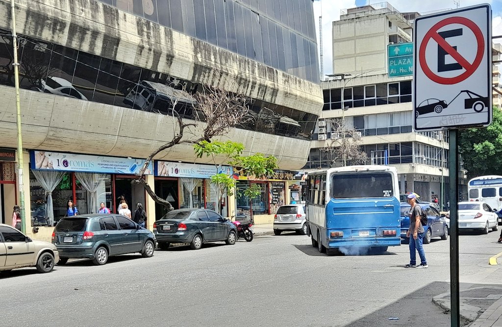 GuaraLuisJonas's tweet photo. #PlanDeParadas🛑|🚏🚌
🔅Avance en avenidas que son consideradas corredores viales.
🔅Rehabilitación en casetas de protección.
🔅Progreso en trabajo de señalizacion 
🔅Incorporación de sector privado con publicidad en paradas
@avnve
#11Oct 
#JuventudPatriotica
#NaguaraLuisJonas https://t.co/IX1T1xKeYK