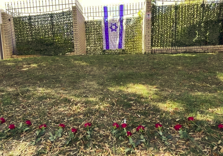 revmahoney's tweet image. Leaving  flowers in front the the Embassy of Israel in Washington, D.C. to honor  and remember the Americans who were murdered by Hamas terrorists and  also to pray for their families.  #NeverForget #PrayForHealing #Israel @mercedesschlapp #IsraelHamasWar