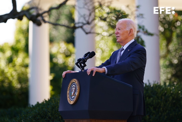 EFEnoticias's tweet photo. #ÚLTIMAHORA | Biden: "Nunca pensé que vería imágenes de terroristas decapitando a niños". https://t.co/PlVXyGb689