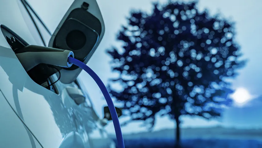 taaardu's tweet photo. 🔌📈 Elektrikli Araç Şarj İstasyonları Türkiye'de Hızla Artıyor: İşte Bu Alana Yatırım Yapan Şirketler!
#KONTR #KCHOL #MGROS #VESTL #MIATK #ASTOR #ENJSA #BRISA #ZOREN #AKSEN #CWENE #KUYAS #DOAS #ESCAR #SMRTG #GEREL

1️⃣ Rekor Sayıda Şarj Noktası: Türkiye'de toplam 8,861 şarj noktasına ulaşıldı. Her 14 elektrikli araca bir hızlı şarj (DC) noktası düşüyor.

2️⃣ Avrupa'da 1. Sıra: Araç başına düşen DC şarj noktası açısından Türkiye, Avrupa genelinde ilk sırada.

3️⃣ Geniş Kapsam: 81 ilde şarj istasyonu mevcut. 4,221 şarj istasyonunda 6,633 yavaş (AC), 2,228 hızlı (DC) şarj noktası bulunuyor.

4️⃣ Yerli Otomobil Etkisi: TOGG yollardaki yerini hızla alıyor. Türkiye'de trafikte 33,000'den fazla elektrikli araç bulunuyor.

5️⃣ Akıllı Uygulama: Şarj@TR mobil uygulaması sayesinde şarj istasyonlarına dair her türlü bilgi anlık olarak elinizin altında.

6️⃣ Yeşil Şarj İstasyonları: Yenilenebilir enerji kaynakları ile çalışan 'yeşil şarj istasyonları' geliyor.

🎯 Neden Önemli? Elektrikli araçların ve şarj istasyonlarının artan sayısı, yatırımcılar için büyüyen bir pazarı işaret ediyor. EPDK'nın altyapı ve regülasyonları da bu büyümeyi destekliyor. 🌱🚗

Borsa İstanbul’da işlem gören ve elektrikli araç şarj istasyonu yatırımı yapan şirketler:

Kontrolmatik (#KONTR)
Koç Holding (#KCHOL)
Migros (#MGROS)
Vestel (#VESTL)
Mia Teknoloji (#MIATK)
Astor Enerji (#ASTOR)
Enerjisa Enerji (#ENJSA)
Brisa (#BRISA)
Zorlu Enerji (#ZOREN)
Aksa Enerji (#AKSEN)
CW Enerji (#CWENE)
Kuyaş Gayrimenkul (#KUYAS)
Doğuş Otomotiv (#DOAS)
Escar (#ESCAR)
Smart Güneş Teknolojileri (#SMRTG)
Gersan Elektrik (#GEREL)

Dikkat, fırsatlar kapıda! 🚀🔔