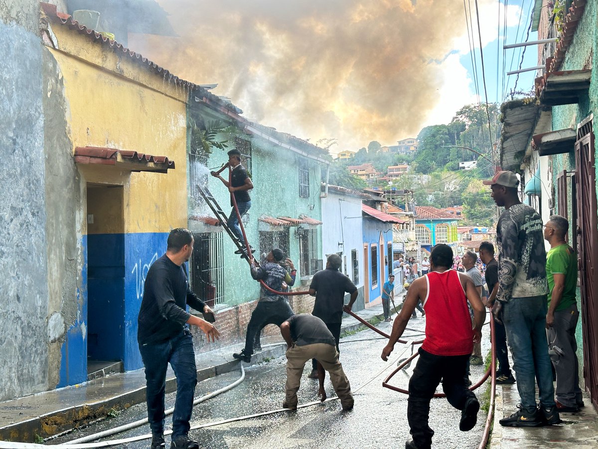 Elías Sayegh (@eliasayegh) on Twitter photo Quiero agradecer la solidaridad y el apoyo de nuestros vecinos y comerciantes que se encuentran junto a nuestros equipos de <a href="/PC_ElHatillo/">Protección Civil</a> y <a href="/PoliciaHatillo/">PoliHatillo</a> sofocando este fuerte incendio. #AlertaElHatillo #11Oct Quiero agradecer la solidaridad y el apoyo de nuestros vecinos y comerciantes que se encuentran junto a nuestros equipos de <a href="/PC_ElHatillo/">Protección Civil</a> y <a href="/PoliciaHatillo/">PoliHatillo</a> sofocando este fuerte incendio. #AlertaElHatillo #11Oct
