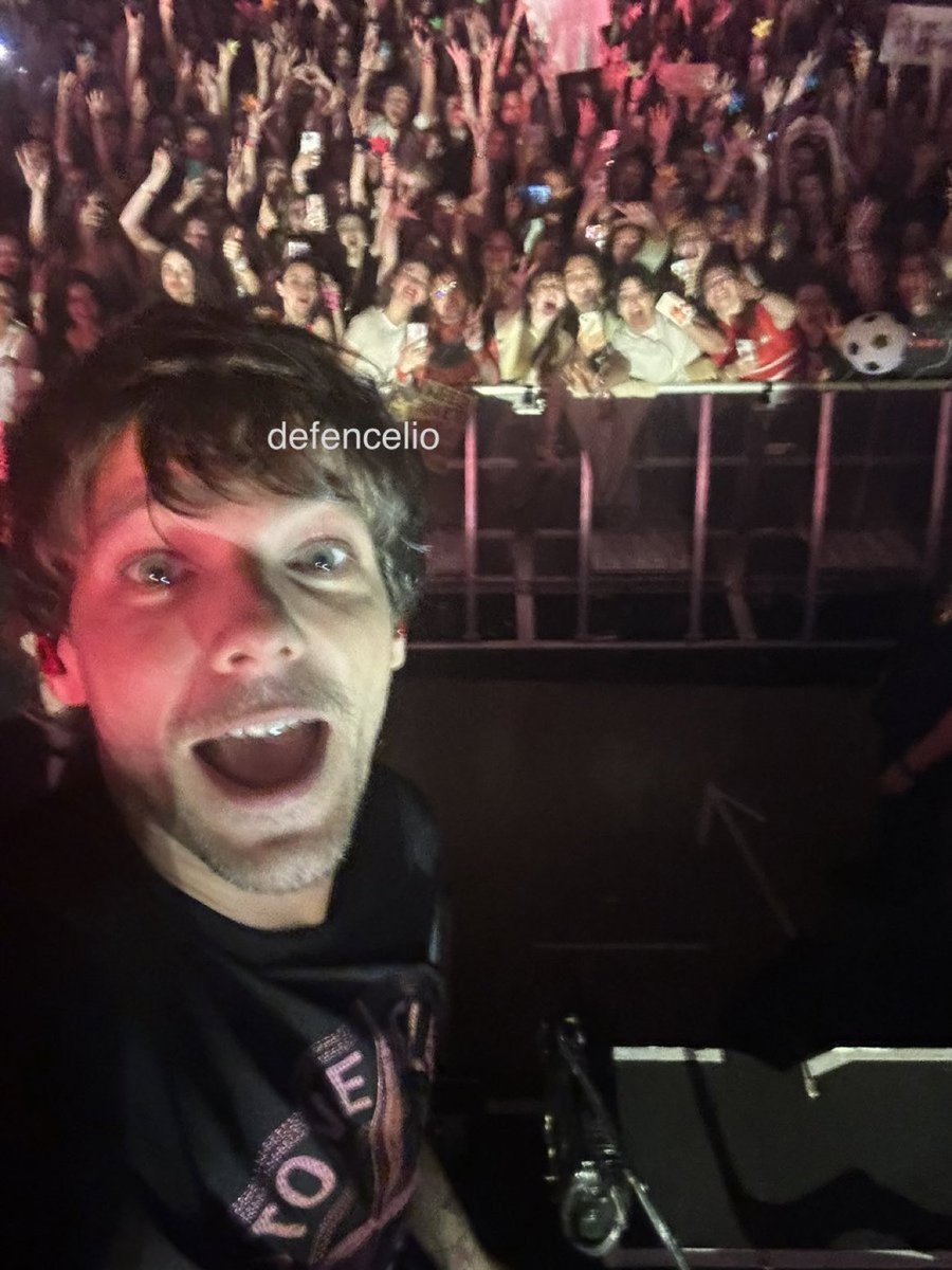 Team1DFrance's tweet photo. 📲 | Selfie de Louis avec des fans au #FaithInTheFutureLuxemburg !

via defencelio https://t.co/ctEitDuQs5