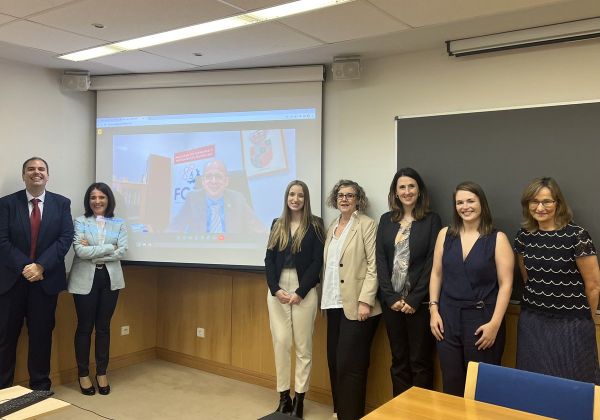 inproquima_ucm's tweet image. Hoy ha defendido brillantemente su Tesis Doctoral “Eliminación de Contaminantes Orgánicos en Sedimentos y Suelos mediante Oxidación Química” nuestra investigadora @AliciaChecaF, dirigida por las profesoras Aurora Santos y Carmen M. Dominguez. 

ENHORABUENA 👏🏻👏🏻👏🏻 @unicomplutense