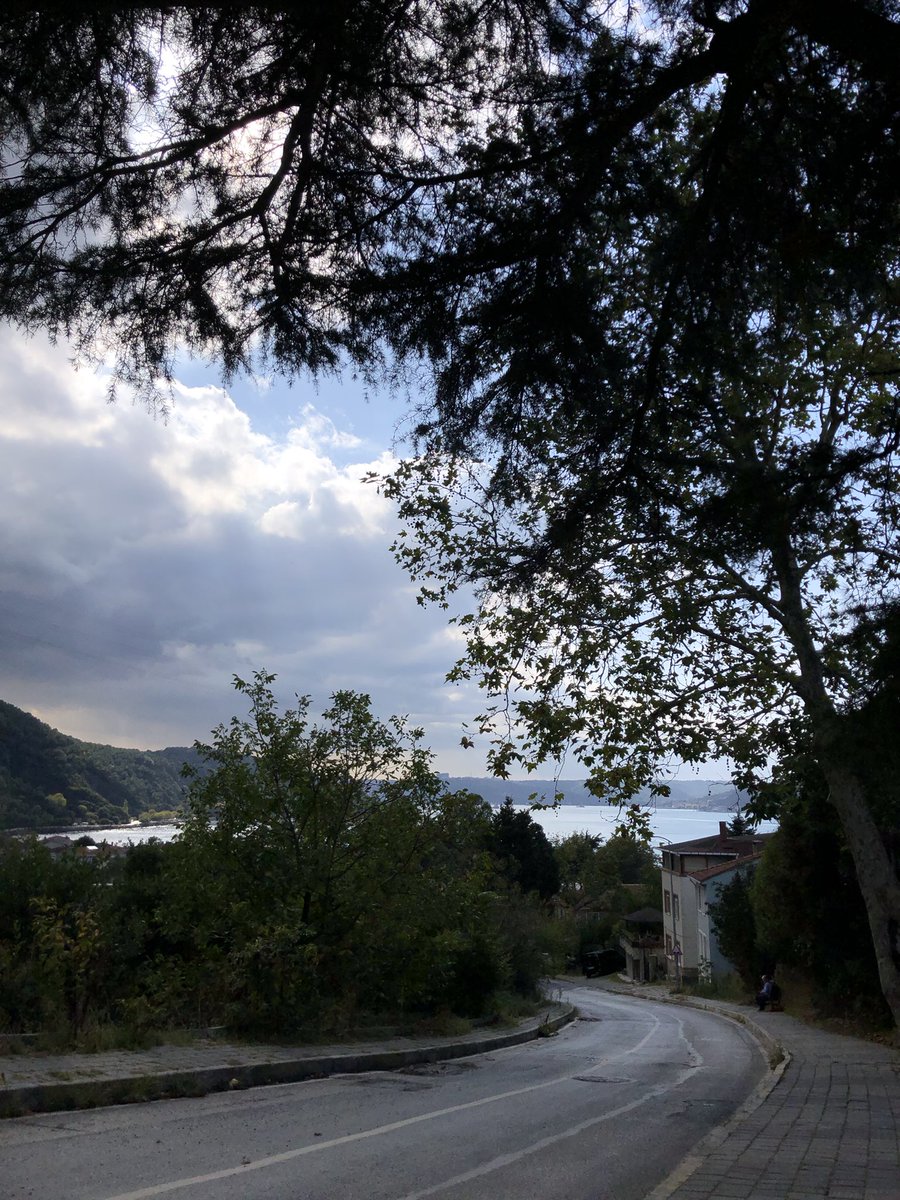 İstanbul tuhaf bir şehir. Bazen kirli dar bir sokak açılıyor denizin güzelliğine, bazen bir hastanenin alt sokağı. İçinin kırık dökük bütün yaralarına dokunuyor bütün ihtişamıyla.Bir şehir varlığıyla teselli eder mi insanı? Ediyor işte. Bir Ekim sabahı ben ve İstanbul💙