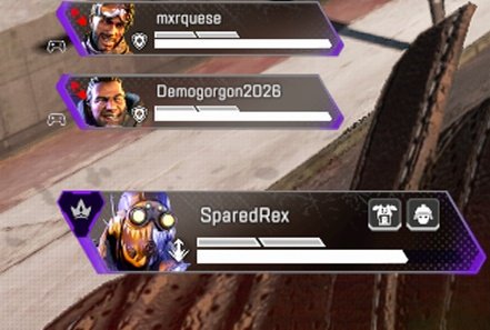 SparedRex's tweet photo. Cuando después de más de año y medio quieres volver a jugar Apex y te tocan compañeros así https://t.co/UKtPi1tLpg