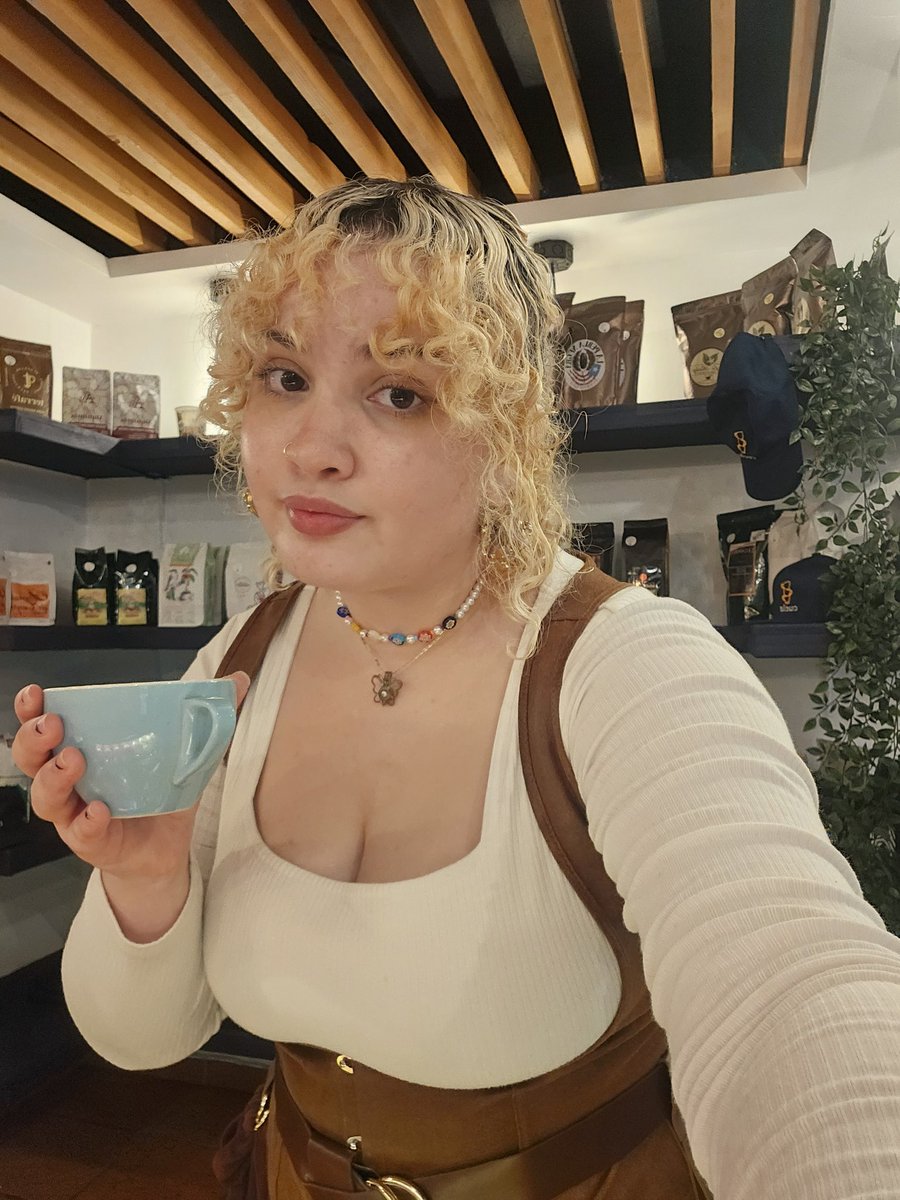 d1gitalrabbit's tweet photo. to the new followers from my recent posts and to even people who have already been here. hi ! i'm gabi, and i'm a barista by day and game dev by night 🌙  tonight the first game trailer for my game @ToadTavernGame will be showcased as part of the #PRGameShowcase ! 🐸🍸 https://t.co/1dWoACZAFy