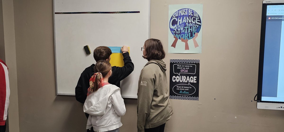 SparkSprunk's tweet photo. Students exploring area while learning to communicate using math vocabulary and stating clear ideas! #ETlearningignitED #ETCSD #ETMS https://t.co/uefBk97CUU