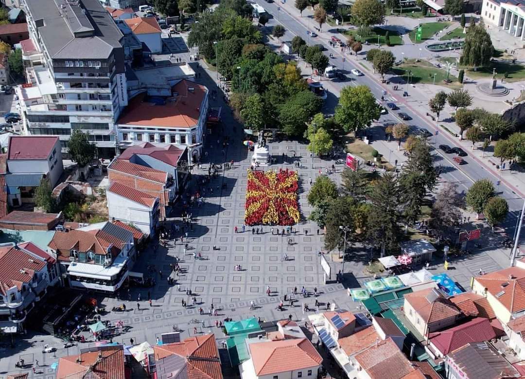 Знамето на Република Македонија формирано на плоштадот во Прилеп од 1.200 ученици во чест на 11-ти Октомври. 

Ќе живее Македонија со вакви деца! 🇲🇰