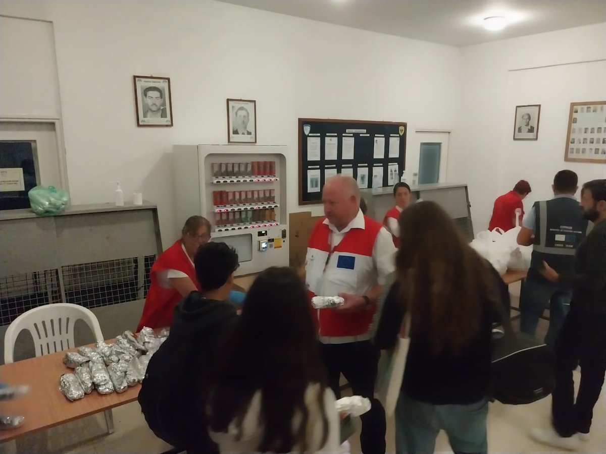 In einem Kraftakt ist es uns heute Abend gelungen, 98 Menschen aus #Israel zu evakuieren. Der überwiegende Teil sind Österreicher:innen, daneben haben auch Menschen aus 🇮🇱 🇩🇪 🇪🇸 🇭🇺 🇺🇸 🇳🇱🇨🇭Platz gefunden. Das Team der @austriaincy ist vor Ort um sie bestmöglich zu betreuen.