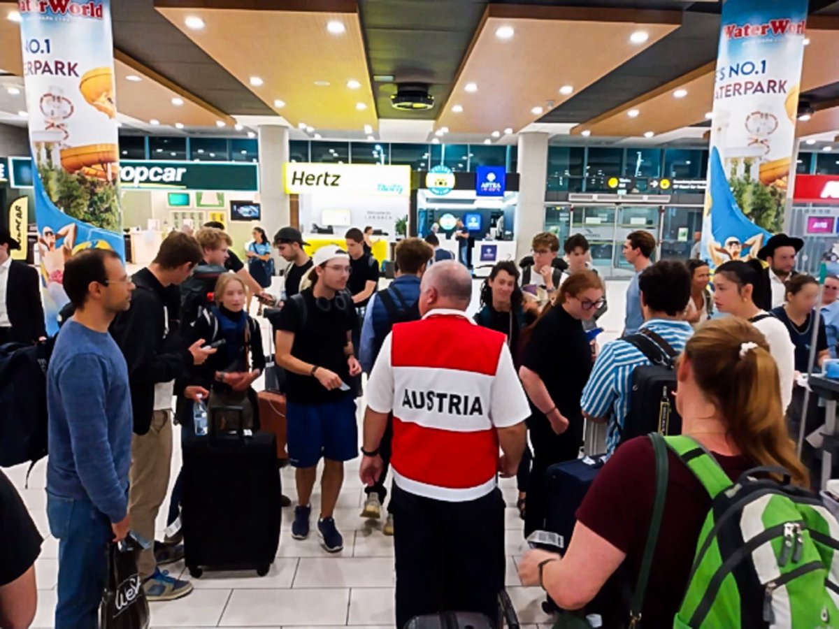 MFA_Austria's tweet photo. In einem Kraftakt ist es uns heute Abend gelungen, 98 Menschen aus #Israel zu evakuieren. Der überwiegende Teil sind Österreicher:innen, daneben haben auch Menschen aus 🇮🇱 🇩🇪 🇪🇸 🇭🇺 🇺🇸 🇳🇱🇨🇭Platz gefunden. Das Team der @austriaincy ist vor Ort um sie bestmöglich zu betreuen. https://t.co/wxBm1gOWrA
