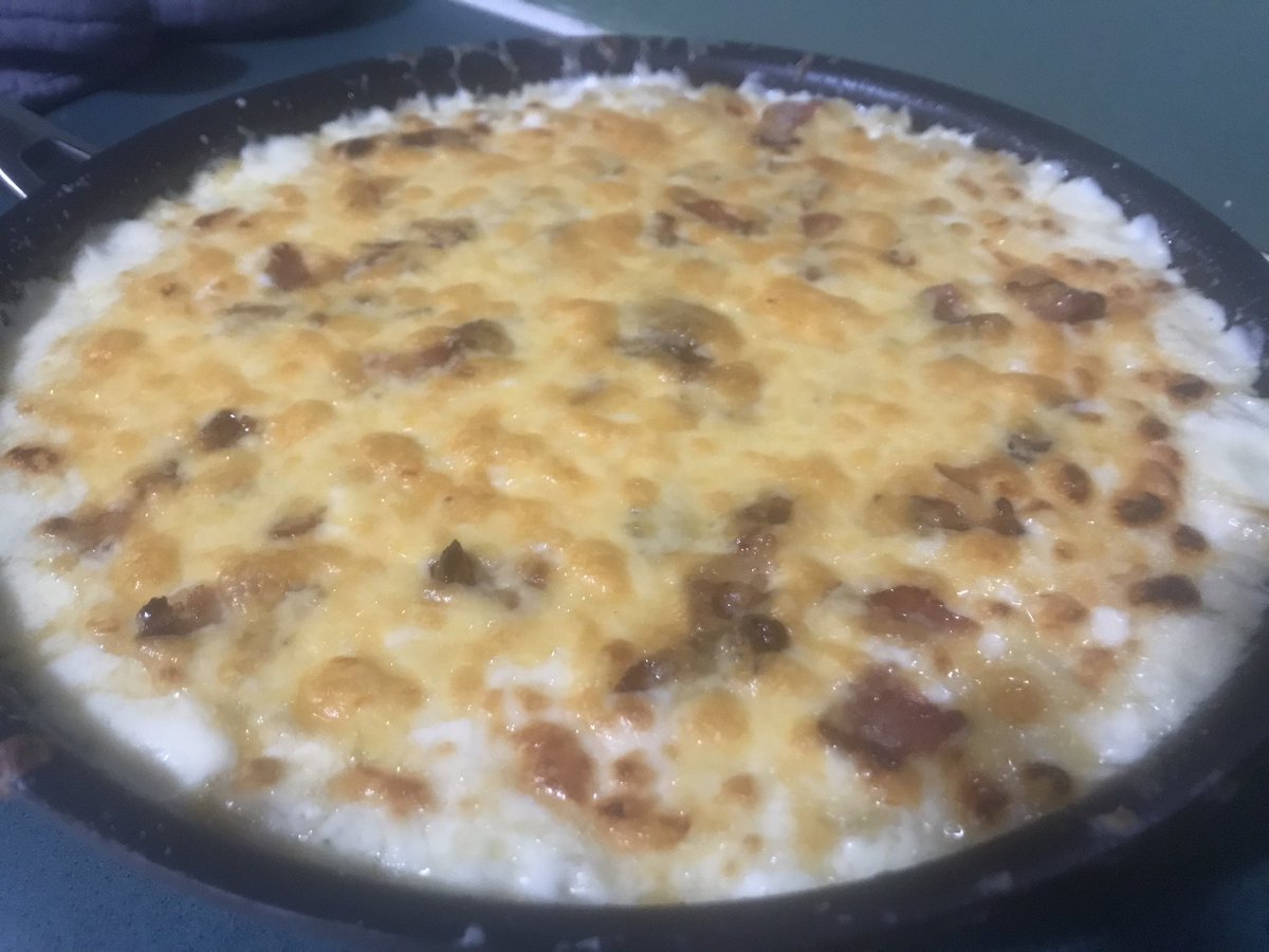 Made some homemade macaroni, green beans with bacon , and seared chicken for supper 😋