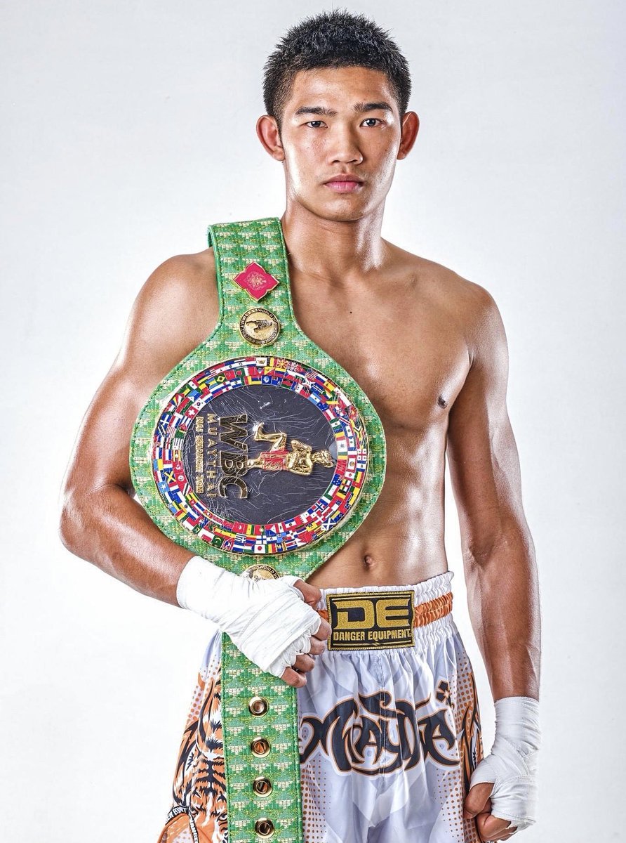Fight_Clubbing's tweet photo. #YodptPetchrungruang!!! 🇹🇭
Un altro campione sigla con #FightClubbing! 🇮🇹
La giovane Star Thailandese Yodpt sigla un contratto multi-fight con la promotion ed entra subito nel circuito da protagonista, con la semifinale del Torneo dei Pesi Leggeri di Muay Thai che lo vedrà contrapposto al forte fighter pugliese #MicheleLobascio, in cerca della corona della categoria. 👑
L'appuntamento è per il prossimo 18 Novembre al Pala Ventura di Lecce, con la Main Card di 𝗙𝗶𝗴𝗵𝘁 𝗖𝗹𝘂𝗯𝗯𝗶𝗻𝗴 𝟯𝟮, in diretta in mondovisione su 𝗗𝗔𝗭𝗡.
Scopri la card dell'evento, acquista il tuo biglietto in prevendita a costo ridotto su
𝗳𝗶𝗴𝗵𝘁𝗰𝗹𝘂𝗯𝗯𝗶𝗻𝗴.𝗰𝗼𝗺 o su 𝗧𝗶𝗰𝗸𝗲𝘁𝗼𝗻𝗲 ed entra a far parte della storia!