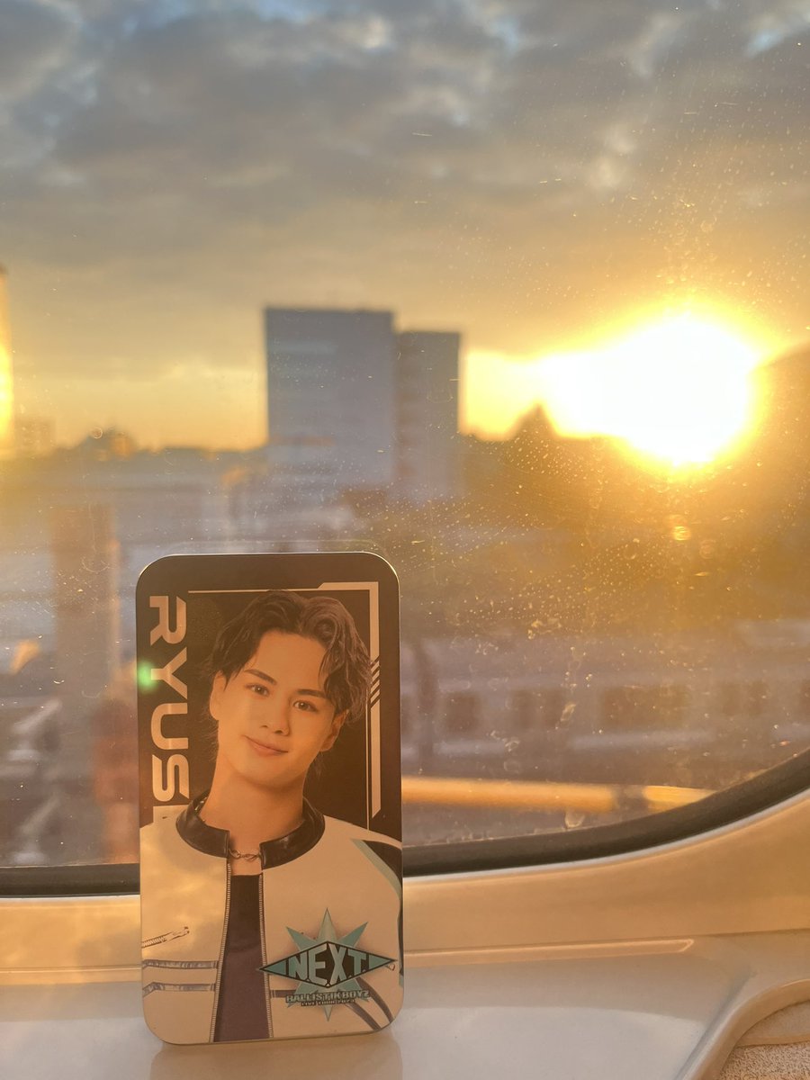 mina3JSB___'s tweet photo. 始発の新幹線で帰ります🚄
めちゃくちゃ眠いけど授業参観楽しかったしずっと待ってたファンネームもつけてもらえて嬉しかった🫶
BALLY'Zになってから初めての今日のリリイベ
バリちゃんと幸せな時間を過ごして来てくださいね🤍
#バリ学園授業参観
#BALLISTIKBOYZ
#BALLYZ💎
#RickyHappyBirthday🎂💛 https://t.co/EmAqBXxsoi