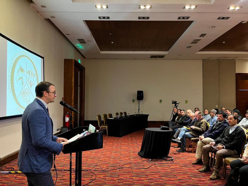 sandovalplaza's tweet photo. Esta semana, como oficina parlamentaria, participamos en seminario, organizada por #Ogana, sobre la realidad económica y los desafíos del sector agropecuario a nivel regional, tema muy relevante para Aysen. @patricioUlloaG @7_omunoz https://t.co/VlgZayaEQ8